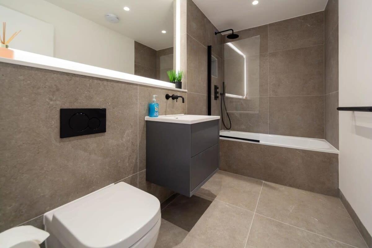 Modern 2 Bedroom Apartment In Wimbledon Londra Dış mekan fotoğraf