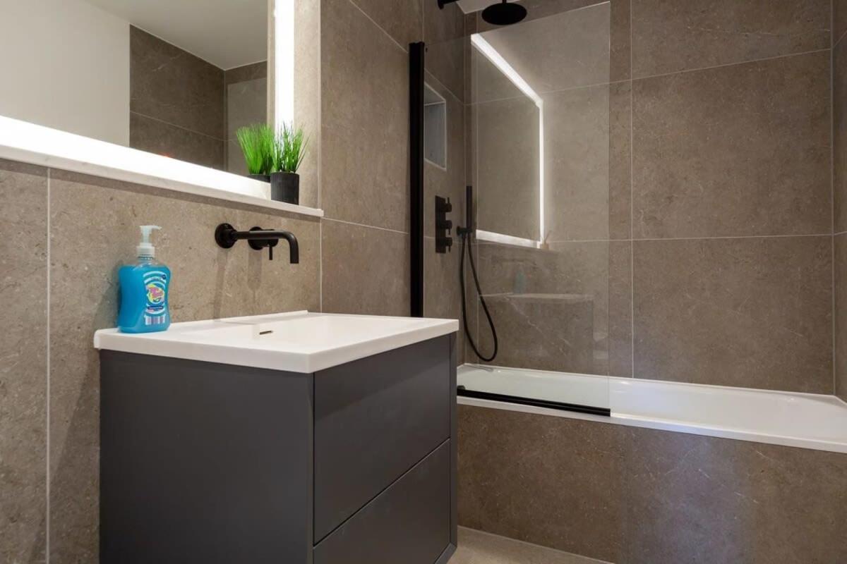 Modern 2 Bedroom Apartment In Wimbledon Londra Dış mekan fotoğraf